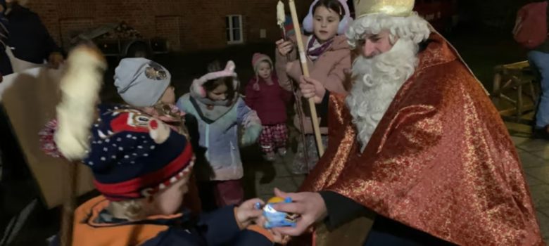 Der Weihnachtsmann hatte für die kleinen Besucher des Weihnachtsmarktes in Bad Wilsnack Süßes in seinem Sack mitgebracht. (Foto: Martina Kasprzak)